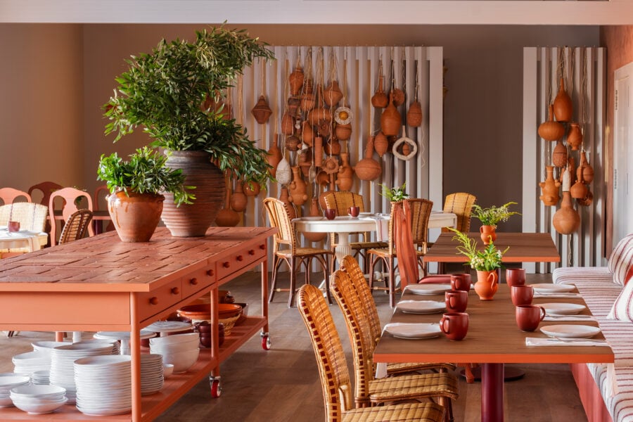 Una mesa de barro cocido para un hotel en Portugal
