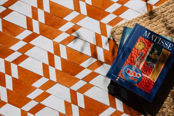 Talabartero en Zellige: Diseño inspirado en las técnicas y marcas del trabajo en cuero por artesanos.