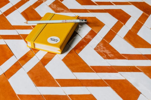 Zellige Talabartero de Todobarro: Composición que refleja las marcas características del trabajo en cuero.