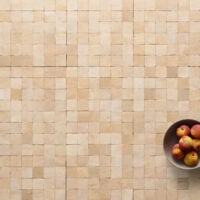 Gueliz: Cuadrado pequeño ideal para acentos. Mallas preensambladas de 30×30 cm simplifican la instalación.