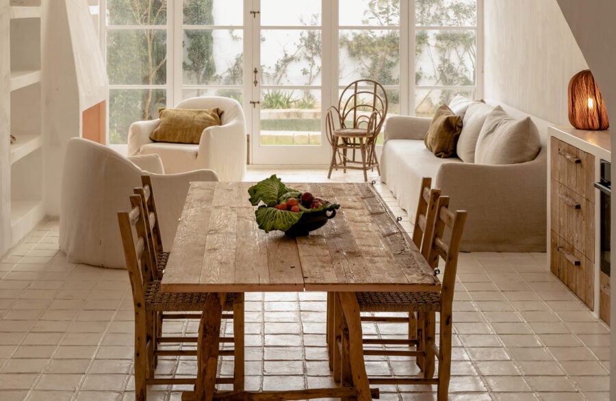 Cales Fonts: todo al blanco en una casa menorquina llena de magia