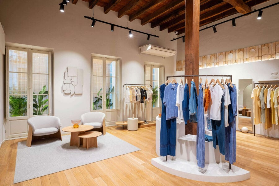 Ponemos la pared y el mostrador para la nueva tienda de INDI & COLD en San Sebastián