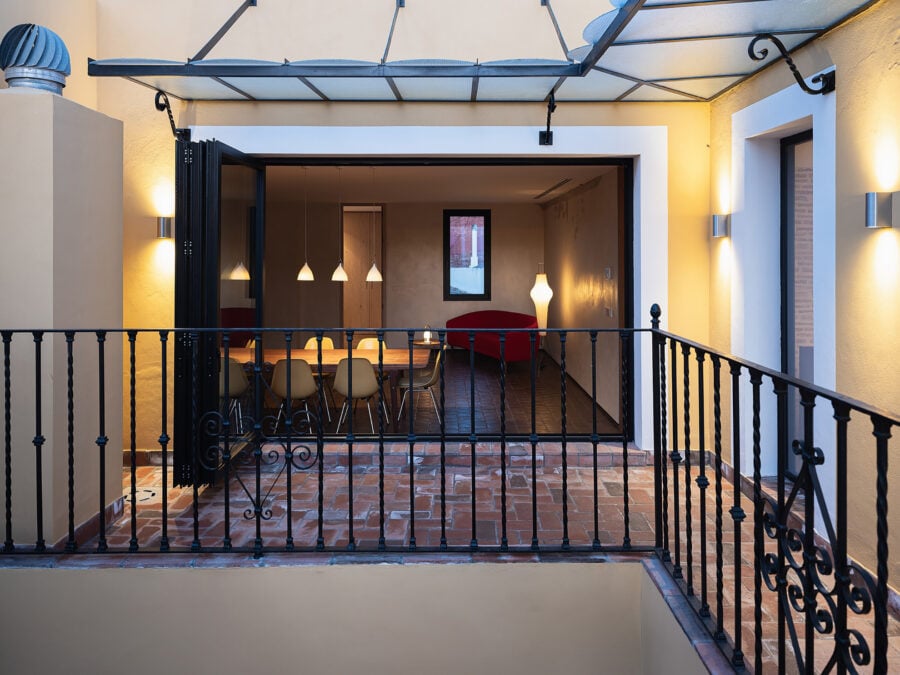 Un suelo de barro oscuro en el corazón de Sevilla