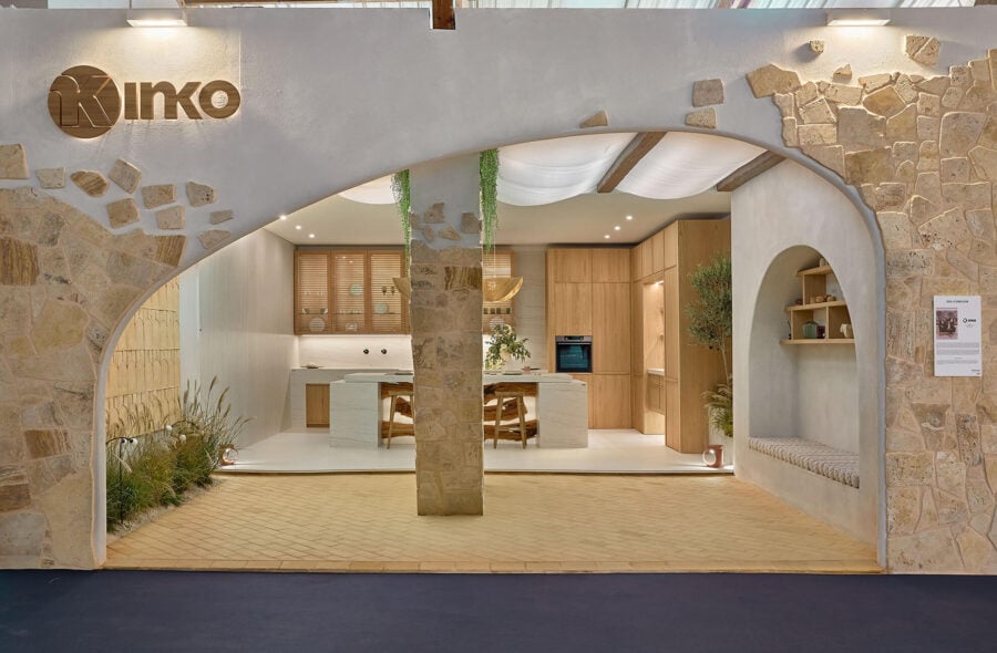 Un mural hecho con piezas de barro cocido: colaboración con INKO Cocinas