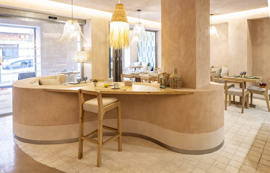 Clínica Physis: azulejos esmaltados en la pared de una cafetería