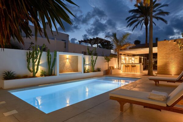 Baldosas de barro cuadradas para la piscina y el salón de una reforma en Vera, Almería