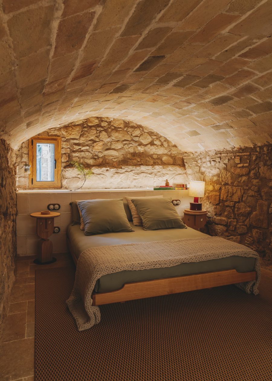 Cabecero de baldosas de barro, según Júlia Brunet