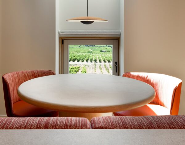 Dormir sobre los viñedos: ladrillos de barro rojo para decorar un apartamento enoturístico en La Rioja