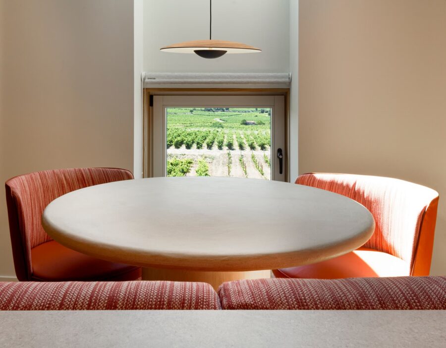 Dormir sobre los viñedos: ladrillos de barro rojo para decorar un apartamento enoturístico en La Rioja