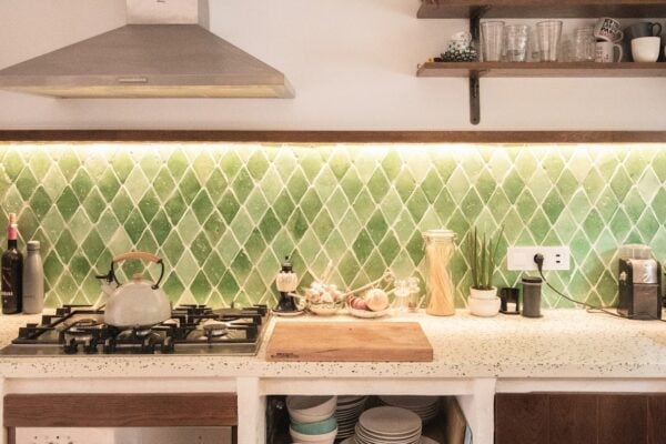 Casa Zubia: azulejos verdes para una cocina, azules para un baño