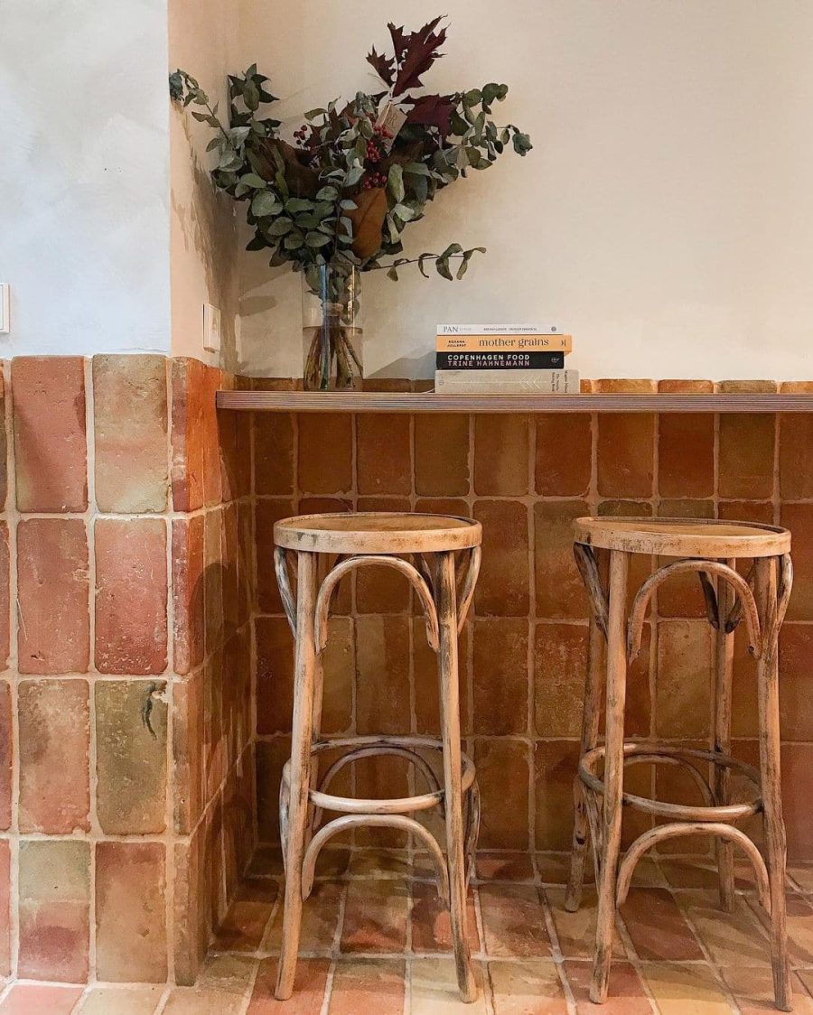 Un suelo y friso de ladrillos de barro cocido para Doble Uve, obrador artesano en Madrid